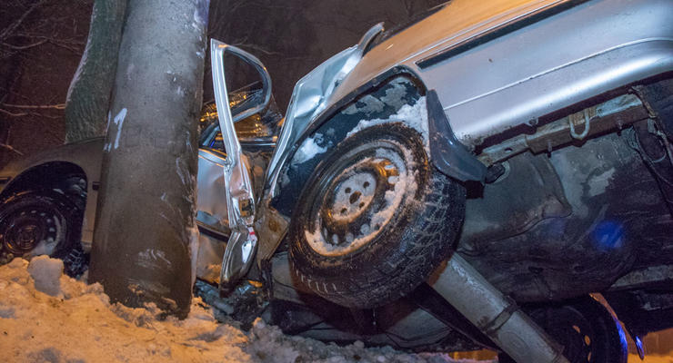 В Днепре автомобиль влетел в столб: водитель погиб