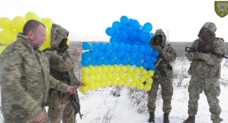 Над Донбассом поднялся желто-голубой флаг