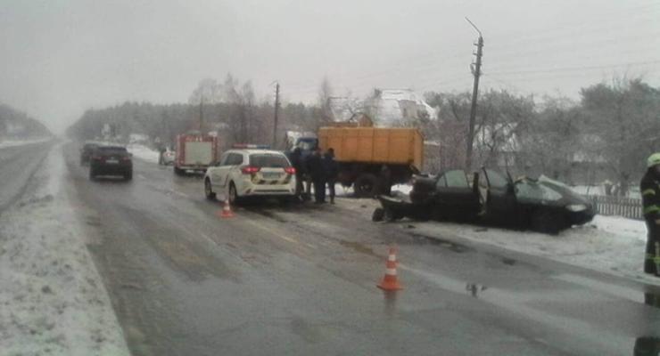 Под Киевом авто столкнулось с грузовиком: трое погибших