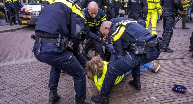 Во Франции произошли столкновения полиции и "желтых жилетов"