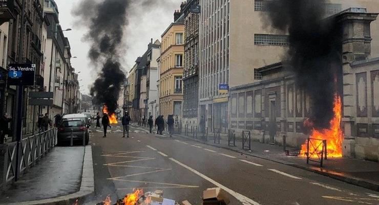 "Желтые жилеты" подожгли вход в здание Банка Франции
