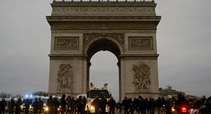 Во Франции протестовали около 12 тысяч человек