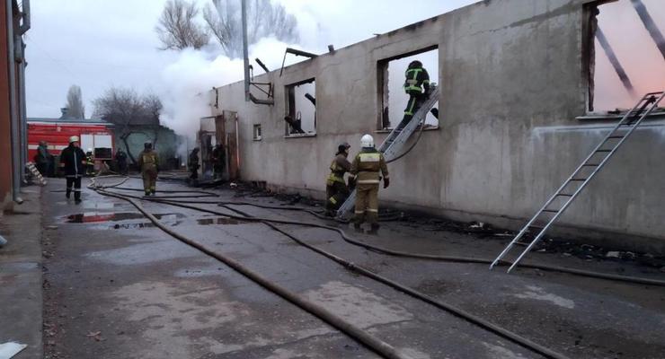 В Одессе пожар на заводе разгорелся на 700 квадратов