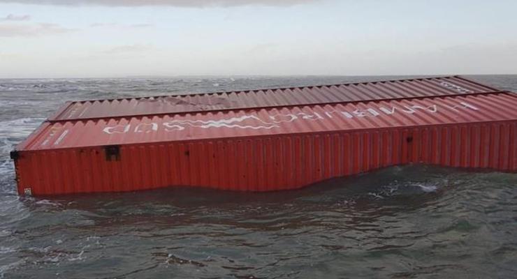 У берегов Нидерландов шторм смыл с судна контейнеры с химикатами