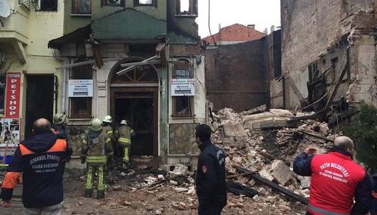 В Стамбуле обрушилось здание, есть пострадавшие