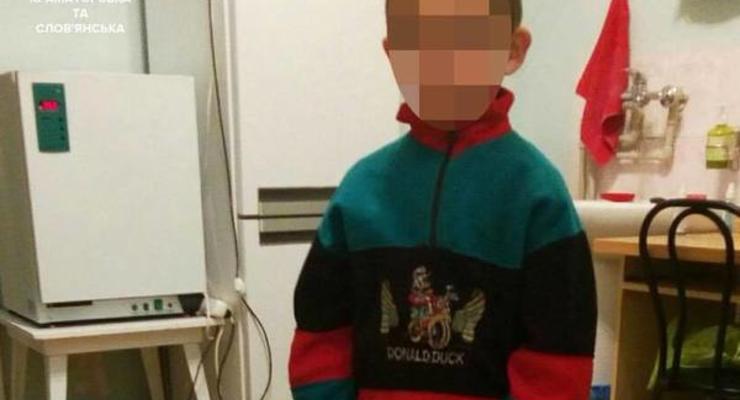 В Краматорске мать избила шлангом и выгнала из дома 6-летнего сына