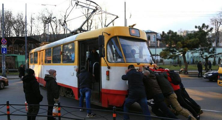 В Одессе пассажиры толкали трамвай