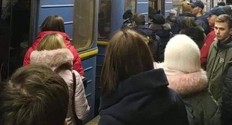 В Киеве пьяный мужчина упал под поезд на станции метро и выжил