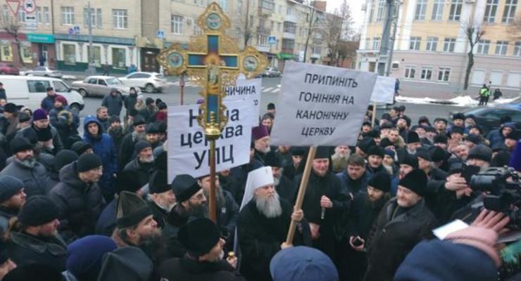 В Виннице священники УПЦ МП пришли под ОГА с плакатами