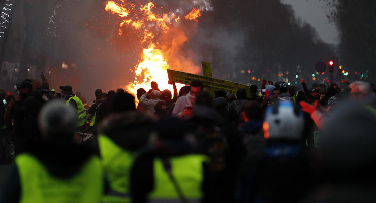 Протесты в Париже: полицейские применили слезоточивый газ