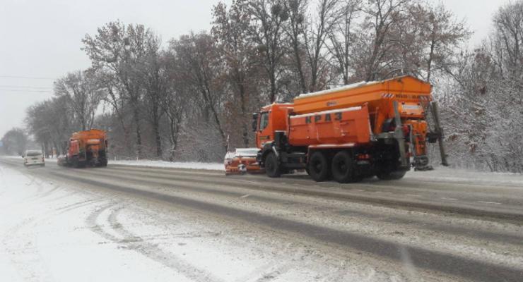 Снегопад: Укравтодор уверяет, что проезд есть по всем дорогам госзначения