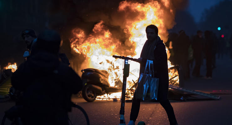 "Желтые жилеты" атаковали офис спикера правительства Франции
