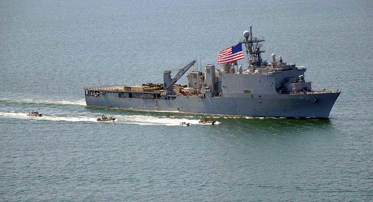 Десантный корабль США идет в Черное море