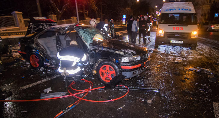 В Киеве на большой скорости столкнулись два авто
