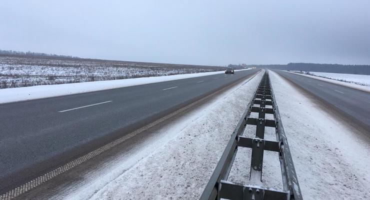 На двух трассах ограничили движение транспорта из-за снега