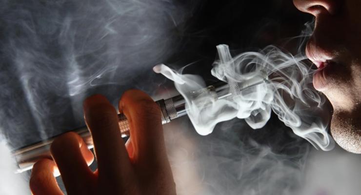 В Австрии подросткам младше 18 запретили курить и вейпить