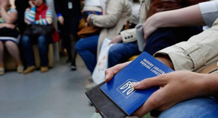 Паспорт Украины поднялся на три позиции за год