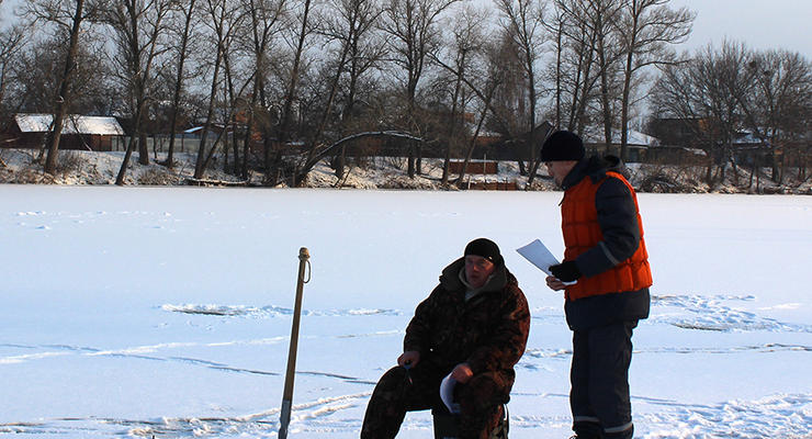 Украинцев просят не ходить на тонкий лед и не пить на зимней рыбалке