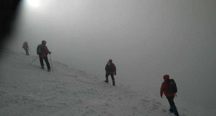 Спасатели вторые сутки ищут лыжника в районе горы Гимба