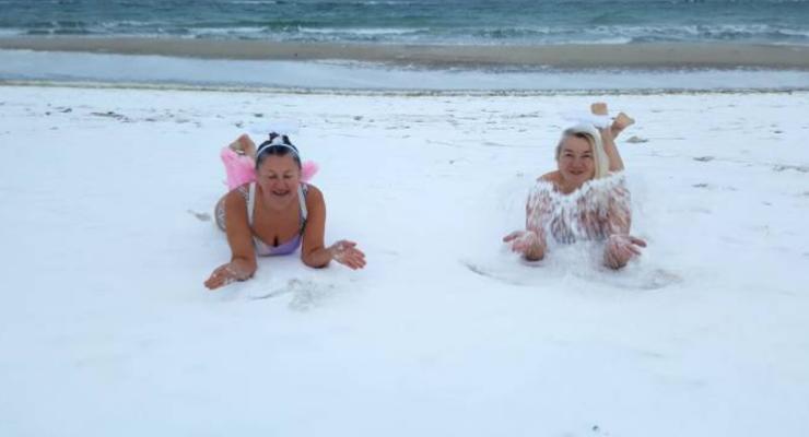На заснеженном пляже в Одессе резвились девушки в купальниках