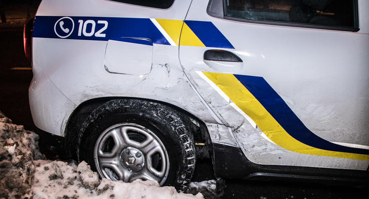 В Киеве такси врезалось в автомобиль полиции