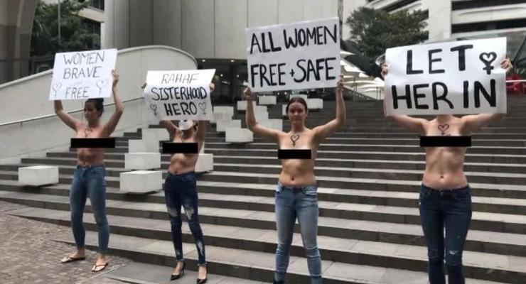 В Сиднее прошел "голый протест" в поддержку беженки