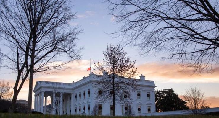 СМИ: Белый дом готовится к введению ЧП в стране