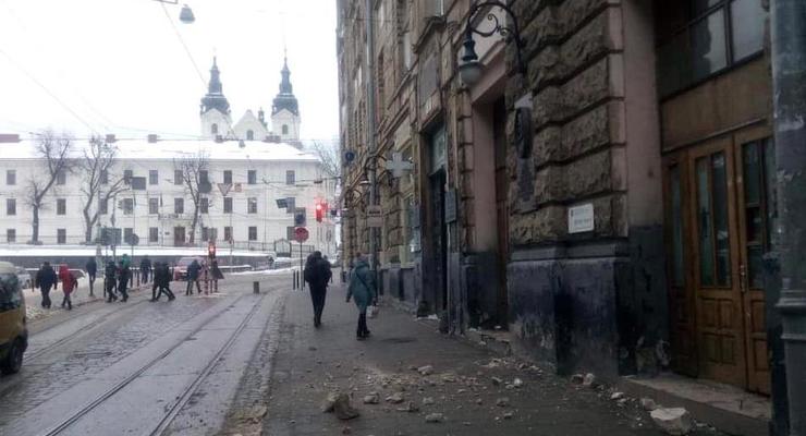 В центре Львова обрушился фасад дома