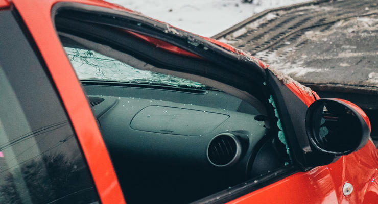 В Киеве автомобиль снес ограждение и перевернулся
