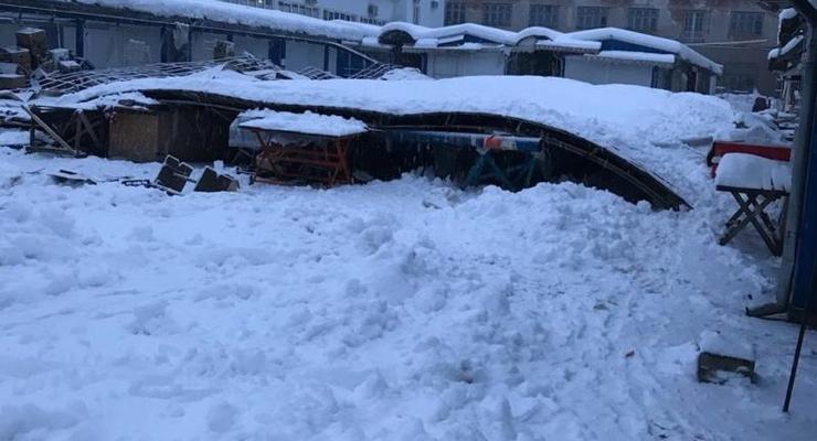 В Хусте на рынке из-за снега рухнула крыша