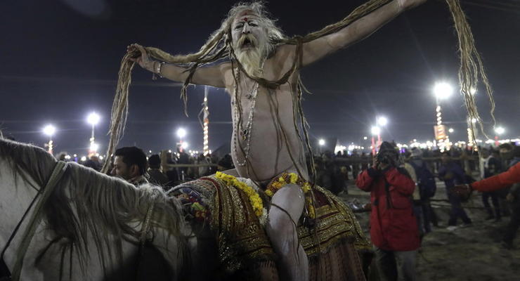 В Индии проходит зрелищный религиозный фестиваль