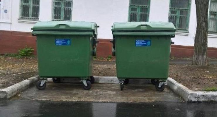 Жители Днепра выкрали мусорные баки и квасили в них капусту