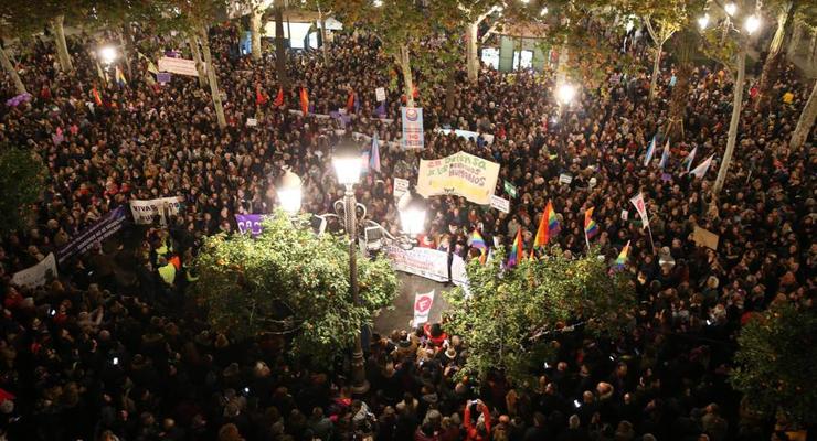 В Испании прошли массовые протесты феминисток против ультраправых