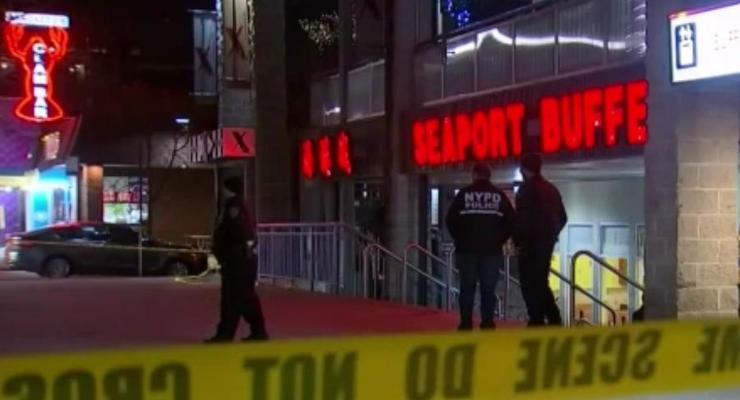 В Нью-Йорке мужчина с молотком напал на ресторан, есть жертвы