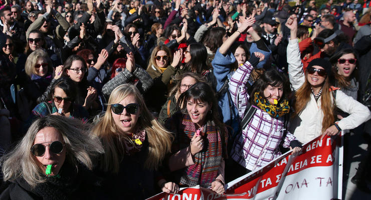 В Афинах протестуют сотни учителей