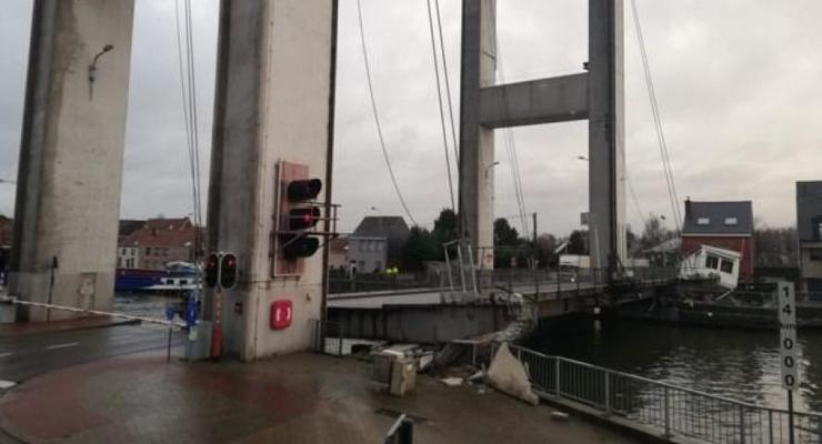 В Брюсселе обрушился мост, движение водного транспорта заблокировано