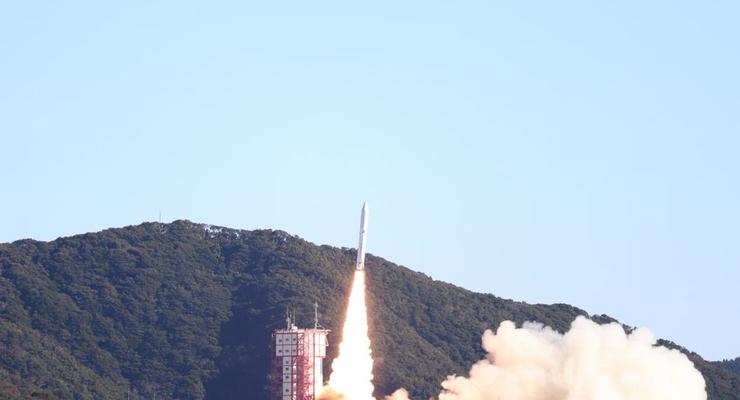 Япония запустила ракету с 13 спутниками