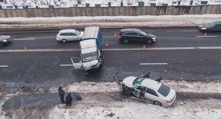 В Киеве произошло лобовое столкновение авто: трое пострадавших