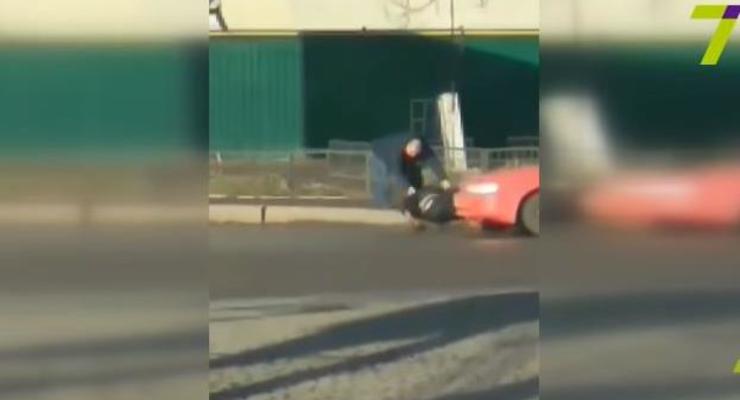 В Одессе водитель сбил мужчину, оттащил его на тротуар и уехал