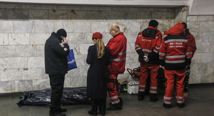 На перроне метро "Лукьяновская" умер 80-летний мужчина