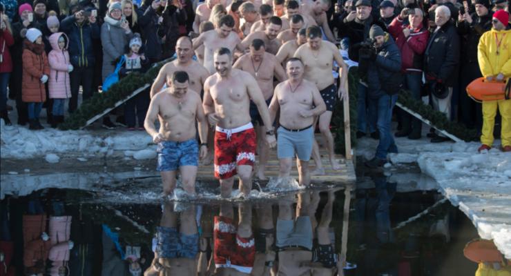 Виталий Кличко и 30 украинских мэров вместе нырнули в Днепр на Крещение - фото