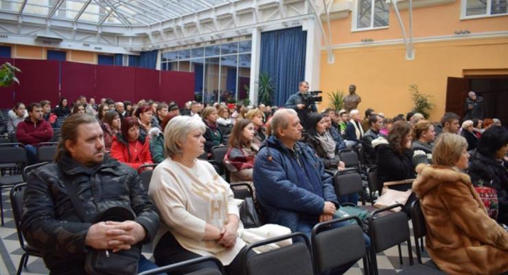 Венгров стали учить украинскому в Берегово