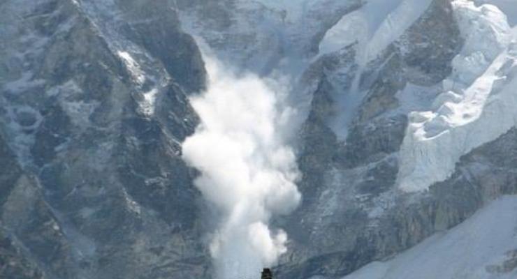 В Швейцарии лавины накрыли две группы лыжников, есть жертвы