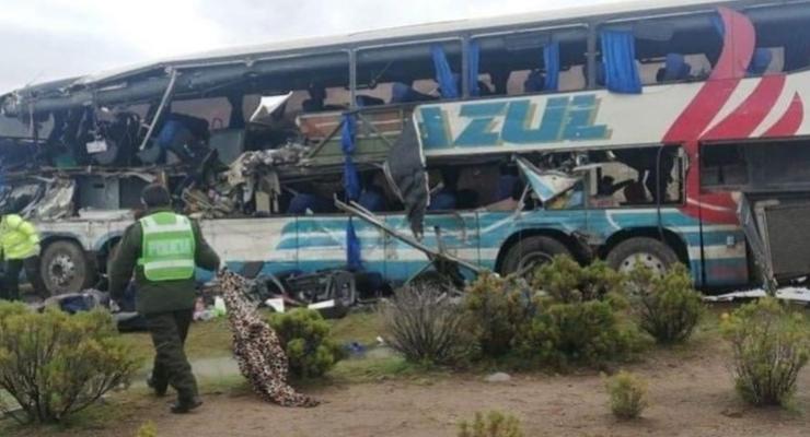 В Боливии автобус с футбольной командой упал с обрыва