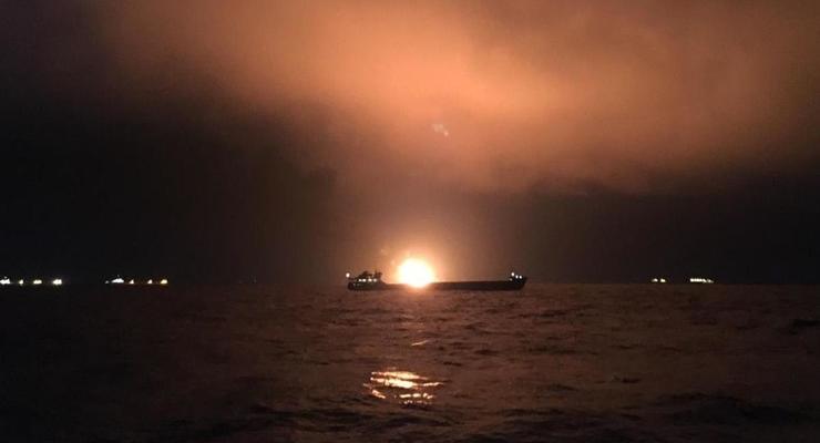 Пожар судов в Керченском проливе: из воды подняли тело моряка