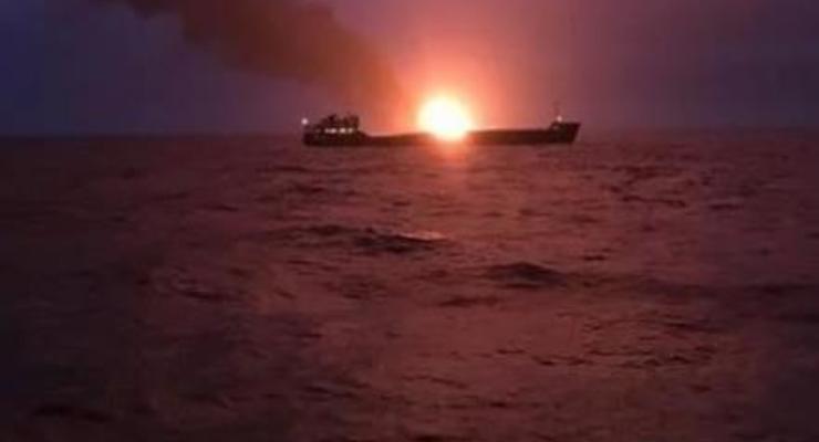 Число жертв на пожаре судов в Керченском проливе возросло до 11