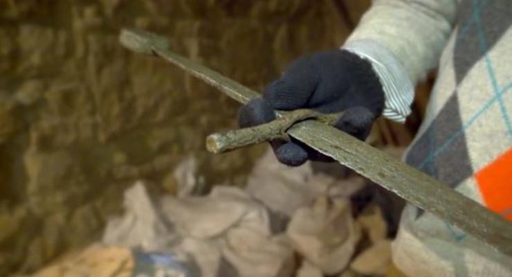 Во львовском подземелье нашли средневековый меч