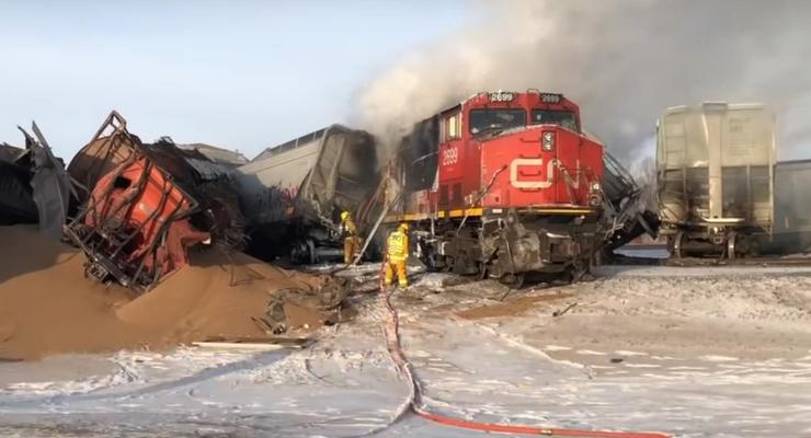 В Канаде перевернулся и загорелся поезд