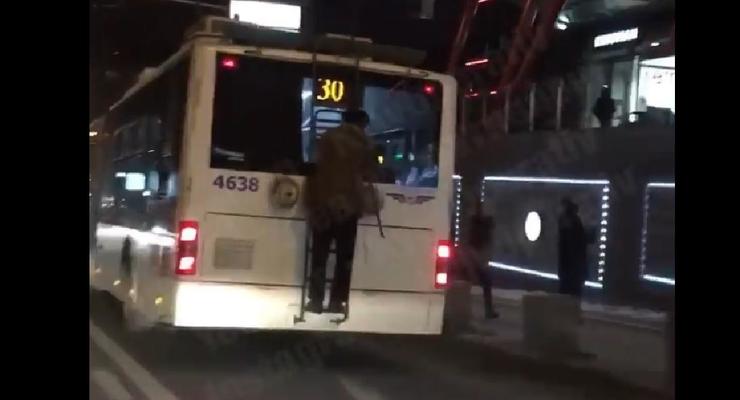 В Киеве пожилой зацепер прокатился на троллейбусе
