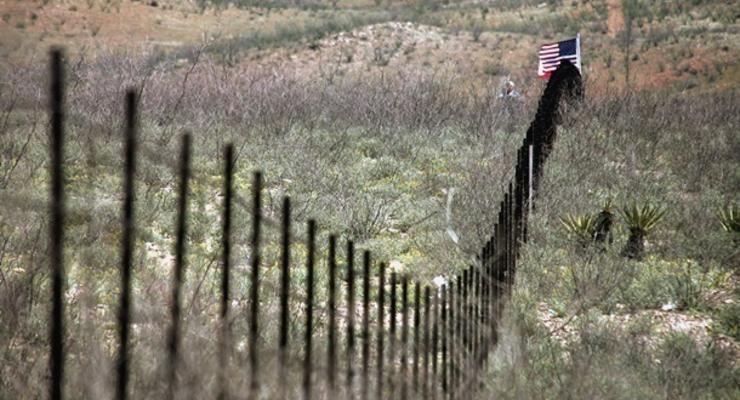 Трамп придумал лозунг для стены на границе